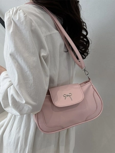Sac sous le bras minimaliste rose avec nœud en métal argenté et bandoulière réglable