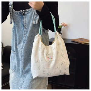 Détail du sac cabas blanc à cordon avec motifs lapins mignons et anse en corde bleue