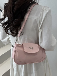 Sac sous le bras en cuir PU rose avec nœud argenté et bandoulière réglable pour femme