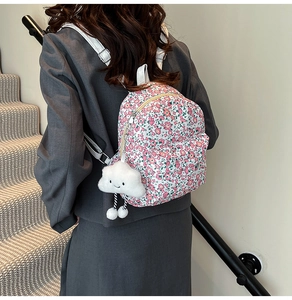 Détail d'un mini sac à dos floral avec bretelles réglables et charm nuage mignon