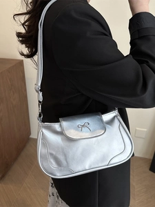 Sac sous le bras chic argenté métallisé pour femme avec nœud en métal délicat et rabat