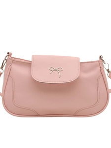 Sac sous le bras rose en similicuir avec nœud métallique argenté et attaches latérales