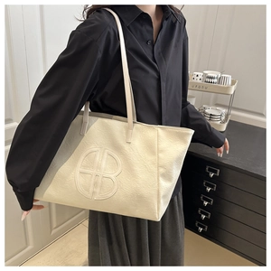 Detailansicht der beigen Shopper-Tasche mit Litschistruktur und gestepptem B-Logo