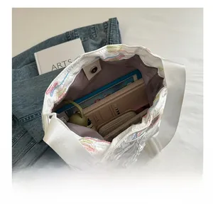 Vista dettagliata della grande capacità della borsa in nylon con ricami colorati