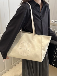 Schicke beige Shopper-Tasche aus weichem Leder mit BB-Logo-Relief und Schulterriemen