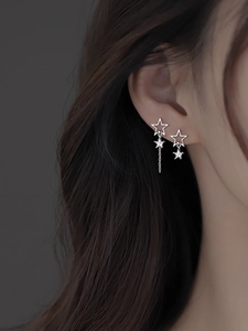 Gros plan sur boucles d'oreilles étoiles asymétriques en argent S925 avec strass fins