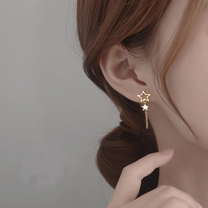Boucles d'oreilles asymétriques en argent S925, étoile dorée et pompon en émail blanc
