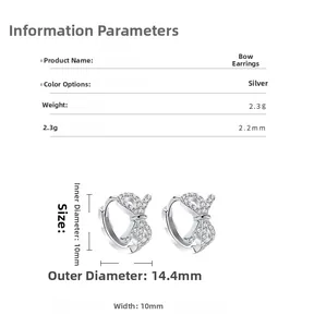 Vue macro de boucles d'oreilles nœud en argent S925 avec dimensions et détails zircon