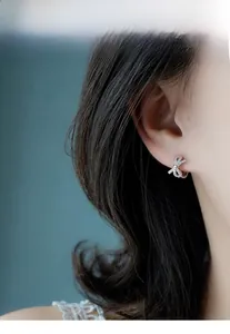 Gros plan sur les boucles d'oreilles nœud papillon en argent S925 serties de zircons