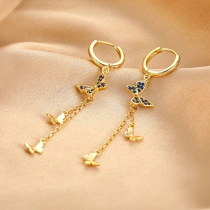 Boucles d'oreilles papillon dorées avec zircons bleus et pompons en argent S925