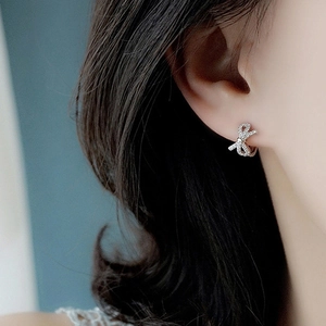 Boucles D'Oreilles Huggie Nœud Papillon Cuivre Zircone Avec Tige En Argent Sterling 925 Bijoux Style Doux Femmes