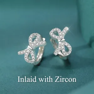 Boucles d'oreilles nœud élégantes en argent S925 avec zircons blancs dans leur écrin