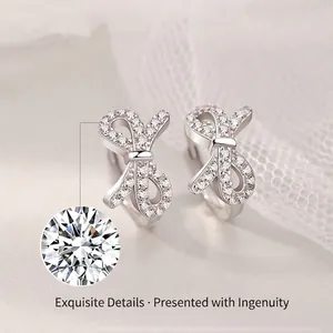 Boucles d'oreilles nœud en argent S925 avec zircons pavés et détail de taille macro