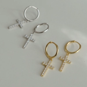 Boucles d'oreilles créoles dorées et argentées avec pendentifs croix en zircone brillant