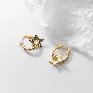 Boucles d'oreilles créoles étoiles en argent S925 avec texture martelée et finition or 18K
