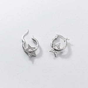 Vue détaillée des boucles d'oreilles étoile en argent S925 avec texture martelée