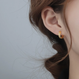 Elegantes pendientes de aro dorados con textura de cadena de eslabones estilo minimalista