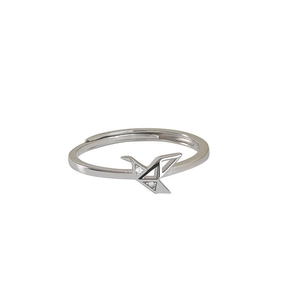 Minimalistische zilveren open kraanvogel ring met zirkonia stenen op witte achtergrond