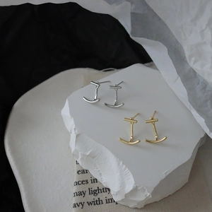 Boucles d'oreilles minimalistes en argent 925 avec barre incurvée en or et argent
