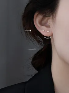 Vue détaillée de boucles d'oreilles minimalistes en argent 925 portées par un mannequin