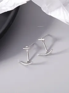 Vue détaillée de boucles d'oreilles arc géométriques en argent S925 sur fond gris