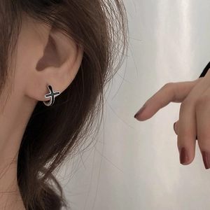 Créoles minimalistes en argent S925 avec croix noire portées par un mannequin