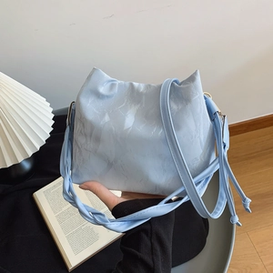 Sac Seau en PU Plissé Minimaliste Urbain pour Femmes Grande Capacité Sac à Bandoulière avec Cordon et Poignée Tressée Sac à Main