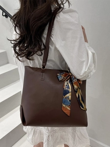 Große dunkelbraune Tote-Bag mit dekorativem Seidentuch für den Alltag