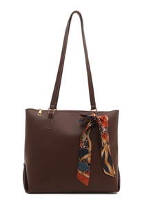Große dunkelbraune Shopper-Tasche aus Kunstleder mit Seidenschal und goldenen Beschlägen
