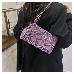 Détail du sac violet à motif serpent avec bandoulière nouée et fermeture éclair
