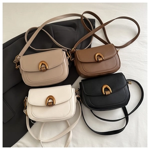 Quatre couleurs de sacs selle vintage en cuir mat avec boucles fer à cheval dorées