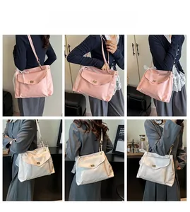 Détail du sac cabas en dentelle rose et crème avec fermoir doré et nœud en satin