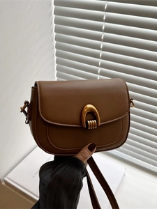 Sac Bandoulière Selle Vintage en Cuir PU pour Femme Avec Boucle en Métal en U Petit Sac à Rabat pour Bureau Trajet Quotidien