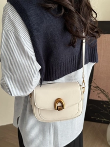 Sacoche blanche en similicuir avec boucle dorée en fer à cheval et style vintage