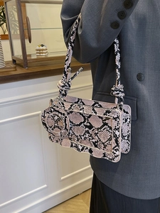 Sac bandoulière chic à motif serpent avec bords ondulés et sangle nouée sur mannequin