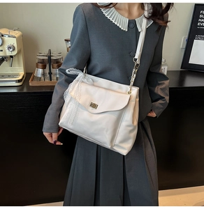 Sac à bandoulière blanc en similicuir avec ruban en dentelle et fermoir doré rotatif
