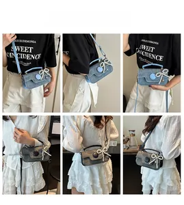 Détails du mini sac à bandoulière avec nœud en perles et sangle amovible en deux coloris