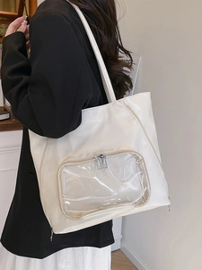 Grande borsa tote bianco crema minimalista con tasca in PVC trasparente indossata