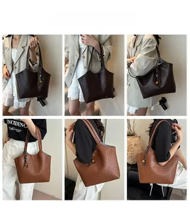 Vues détaillées de cabas en cuir tressé marron foncé et havane portés par un mannequin