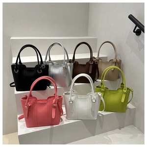Detailed display of tote bags in seven colors including silver and pink leather finish