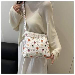 Détail du sac en toile blanc avec motifs d'ours mignons et bordure en dentelle