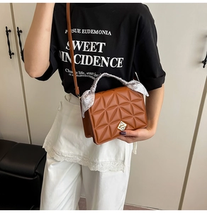 Sac bandoulière matelassé marron avec poignée en foulard de soie et fermoir doré