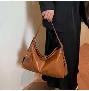 Detailansicht der braunen Hobo-Tasche aus weichem Leder mit passendem kleinem Beutel