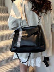 Sac bandoulière en similicuir mat noir avec nœud en dentelle et fermoir doré