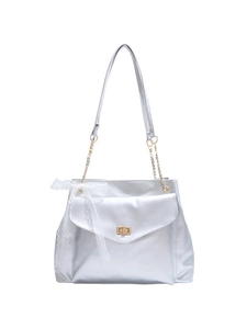 Sac à épaule argenté pour femme avec nœud en dentelle et chaîne dorée sur fond blanc