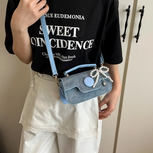 Mini sac bandoulière en denim bleu pour femme avec nœud perlé et pendentif en métal