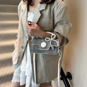 Mini sac bandoulière vintage gris avec nœud en perles et bandoulière blanche élégante