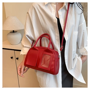 Détail du sac bowling rouge avec deux poches avant et fente transparente pour carte