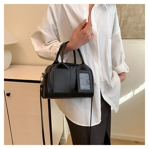 Détail du sac Boston noir avec deux poignées et fente pour carte transparente à l'avant
