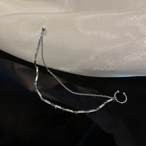 Orecchino a catena minimalista in argento con doppia catena e perline cilindriche metalliche